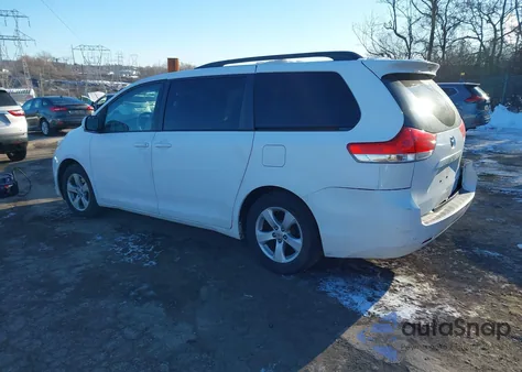 2011 Toyota Sienna Le V6 z USA, uszkodzony, nr VIN 5TDKK3DC2BS092155